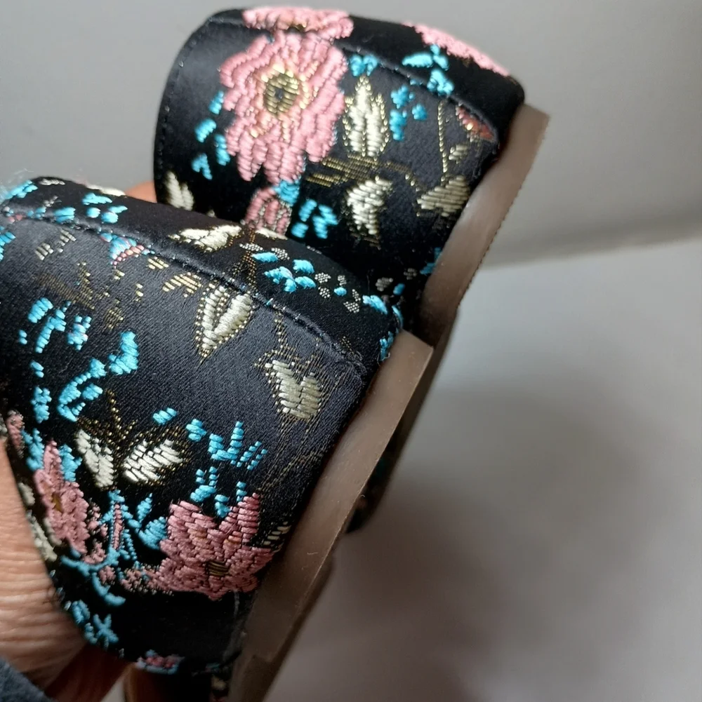 Women's Report Fabric Flats Size 7.5 M